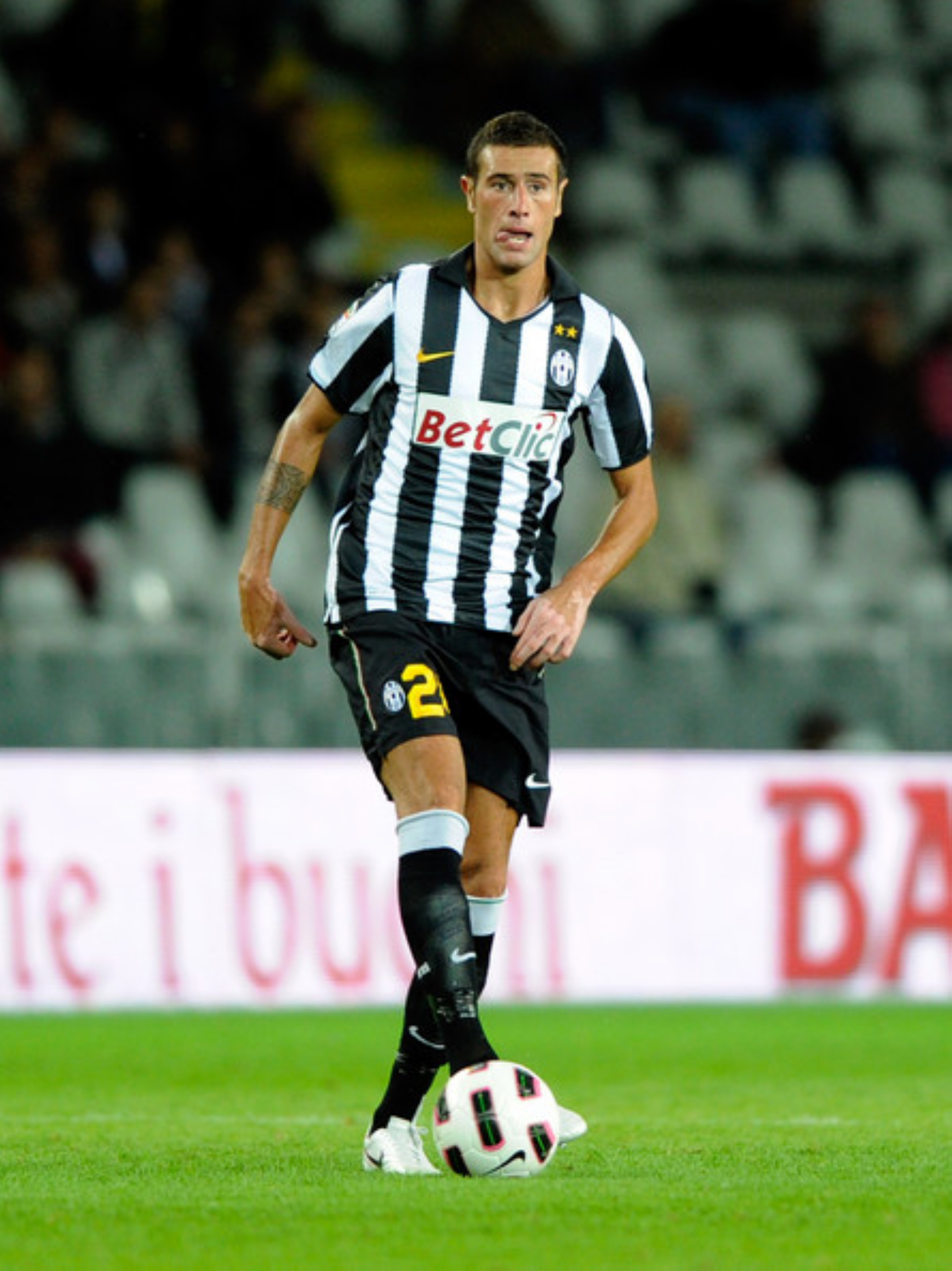 尤文图斯完胜里昂拉莫斯造乌龙