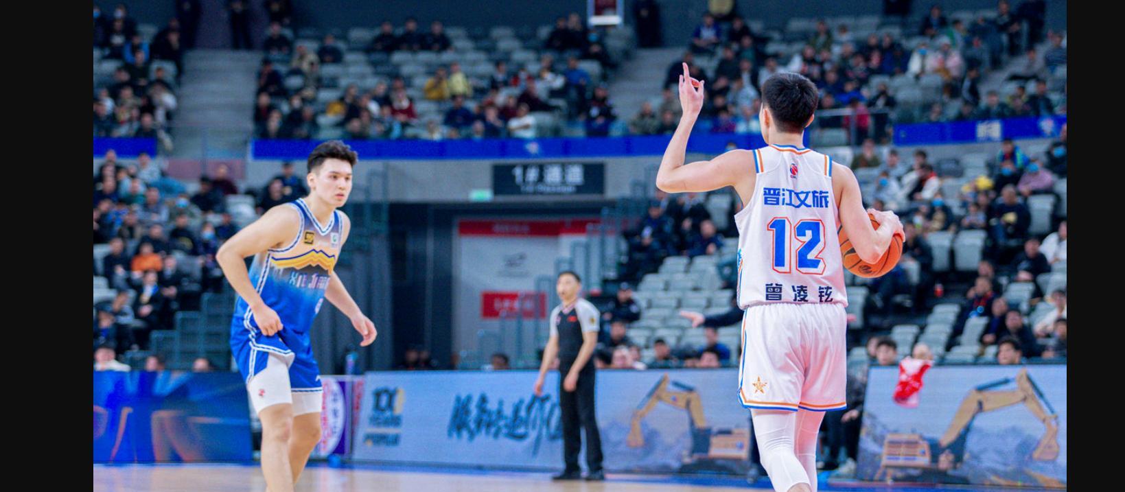 湖南队与福建队在赛场上展开搏斗 湖南队与福建队在赛场上展开搏斗