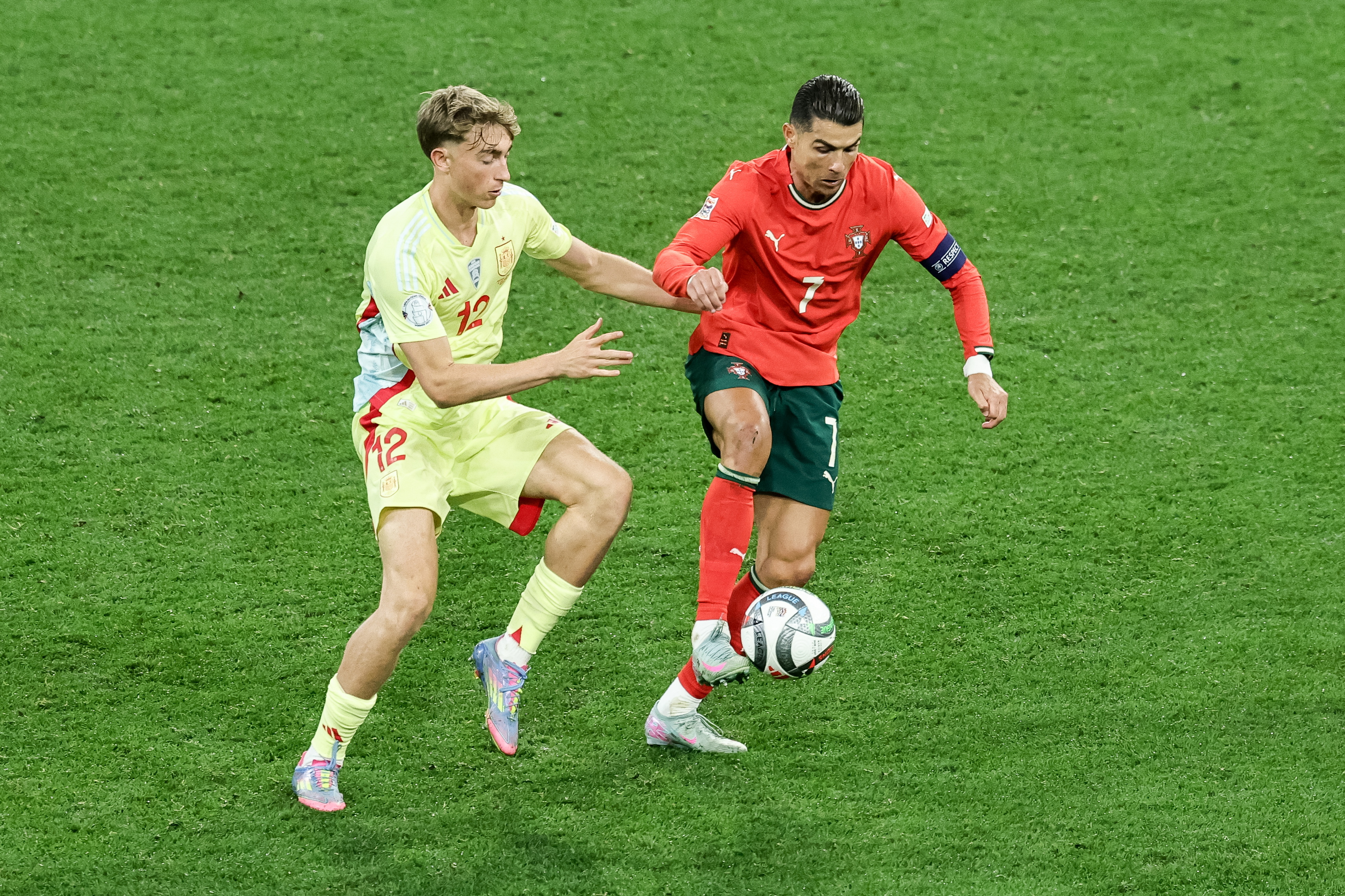 欧洲足球大赛实力对决,豪门球队竞逐冠军 欧洲足球大赛实力对决,豪门球队竞逐冠军