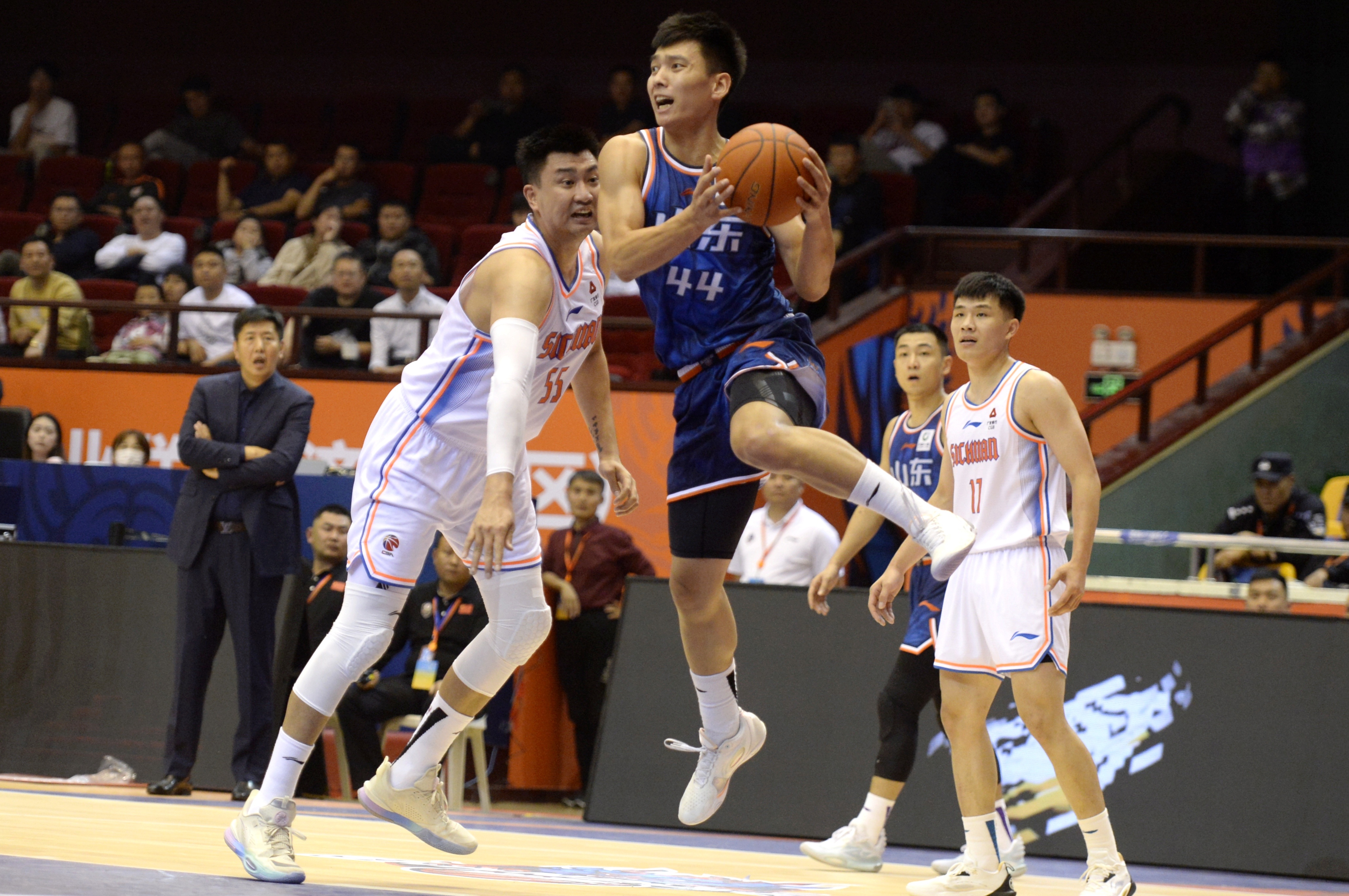 山东男篮在比赛中展现出勇敢和实力 山东男篮在比赛中展现出勇敢和实力