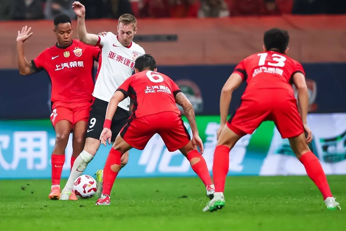 沉重打击！中超劲旅在比赛中遭受关键伤病