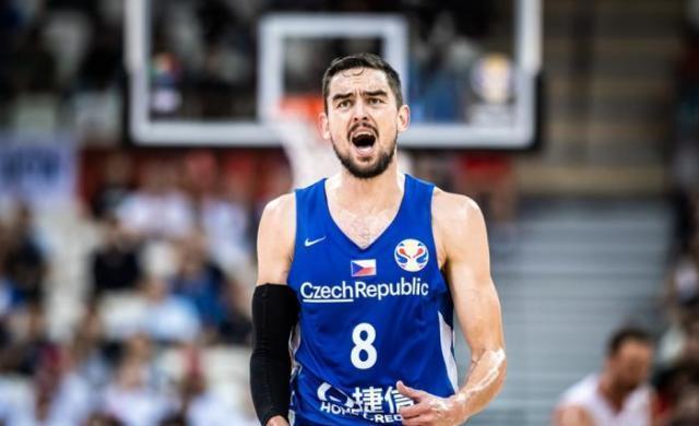 包含捷克人大胜夺冠，领先优势不断扩大的词条