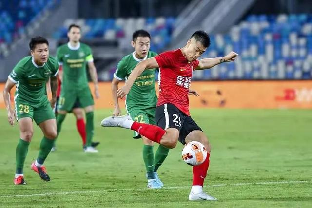 青岛盼望新援助阵,球迷呼声高涨士气高的简单介绍 青岛盼望新援助阵,球迷呼声高涨士气高的简单介绍