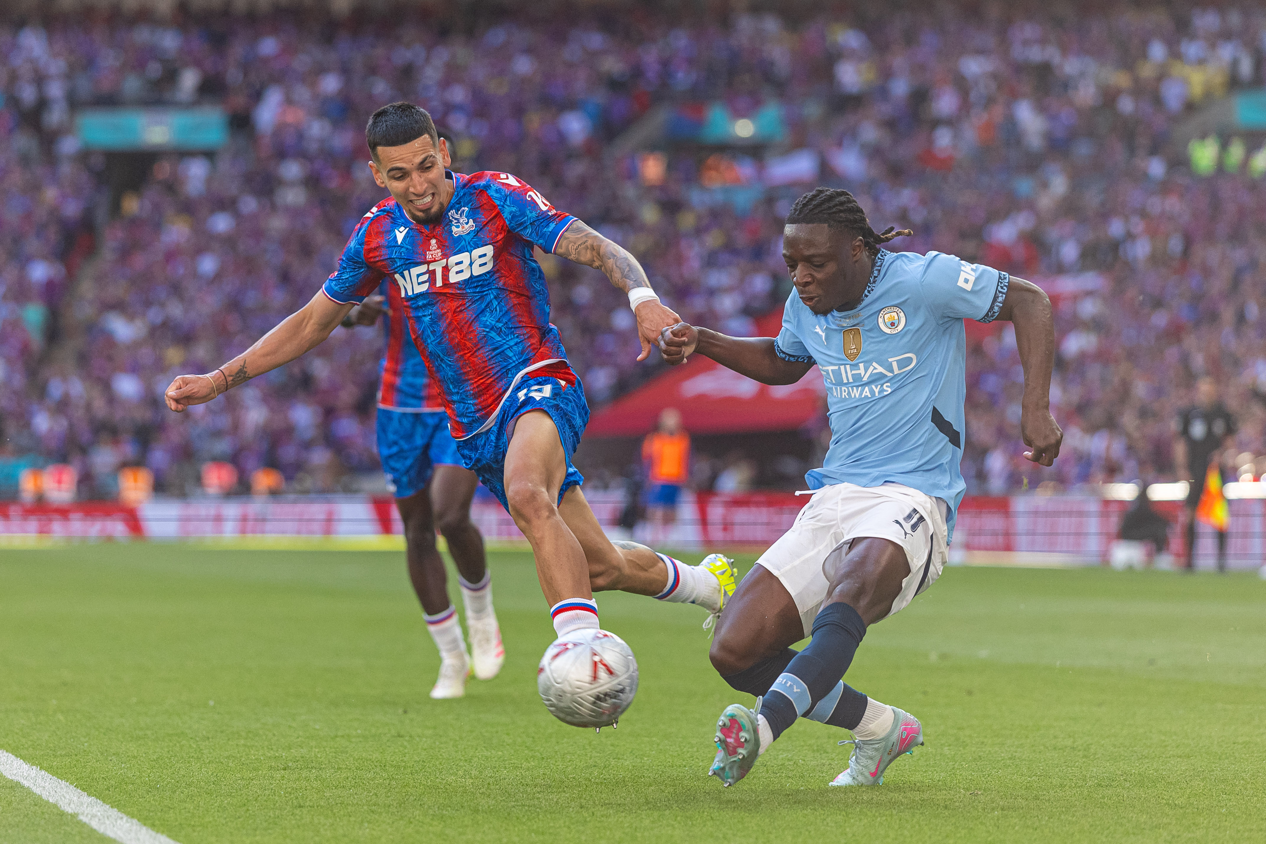 英格兰队在激烈比赛中卫冕成功 英格兰队在激烈比赛中卫冕成功