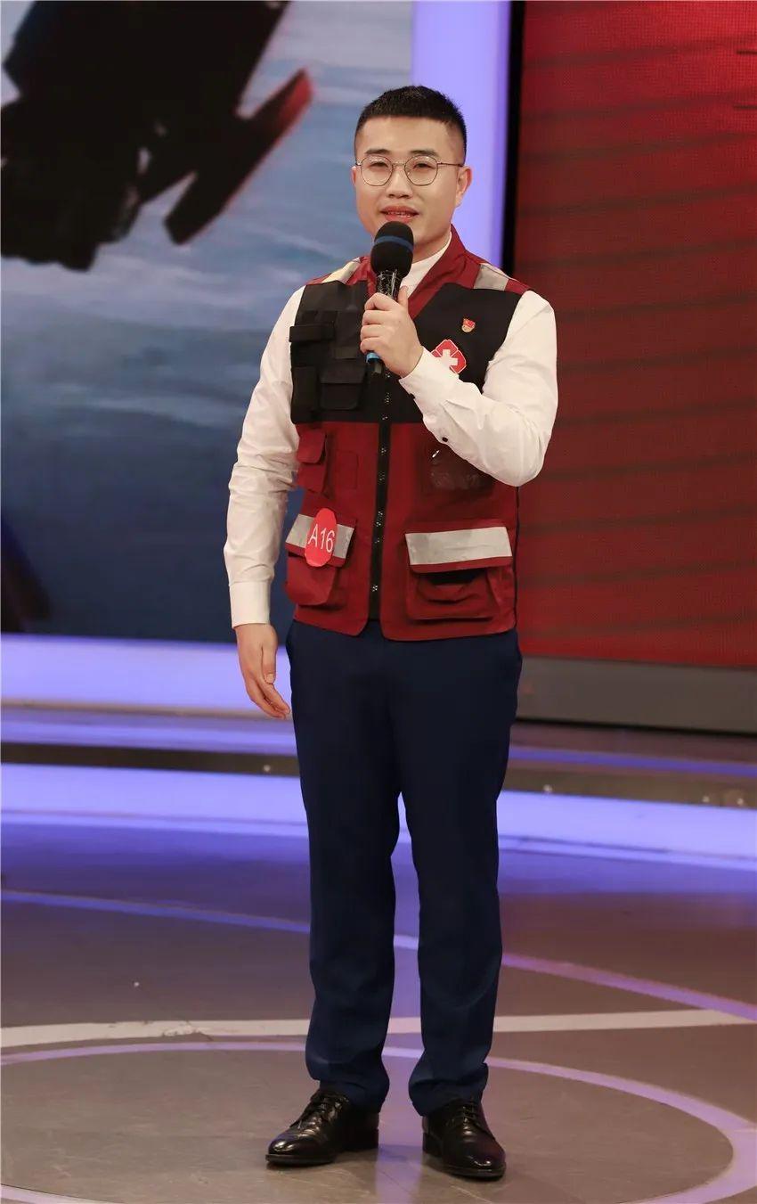 队友们助力，选手群策群力化险为夷的简单介绍